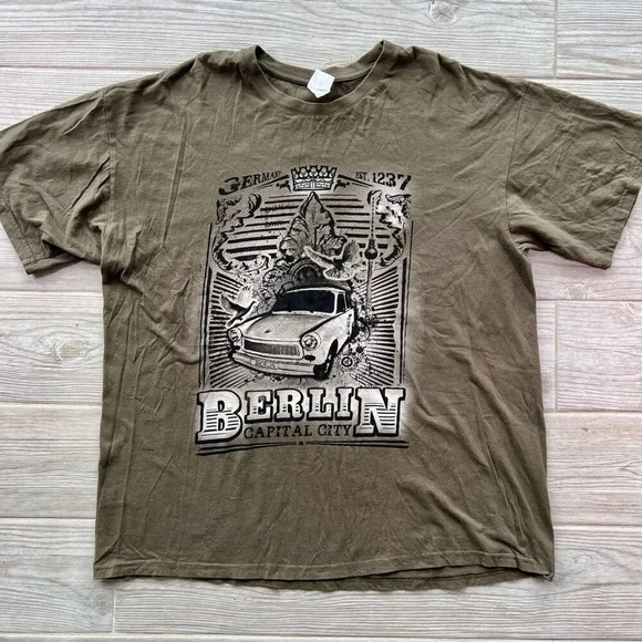 B&C Collection Mens Olive Berlin Trabant‎ 601 Graphic Short Sleeve Tee Size XXL - Picture 1 of 6